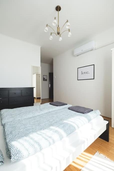Ferienwohnung Bright Downtown Balcony Retreat Budapest Exterior foto