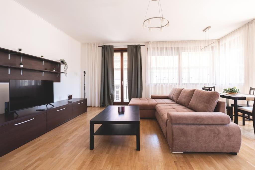 Ferienwohnung Bright Downtown Balcony Retreat Budapest Exterior foto