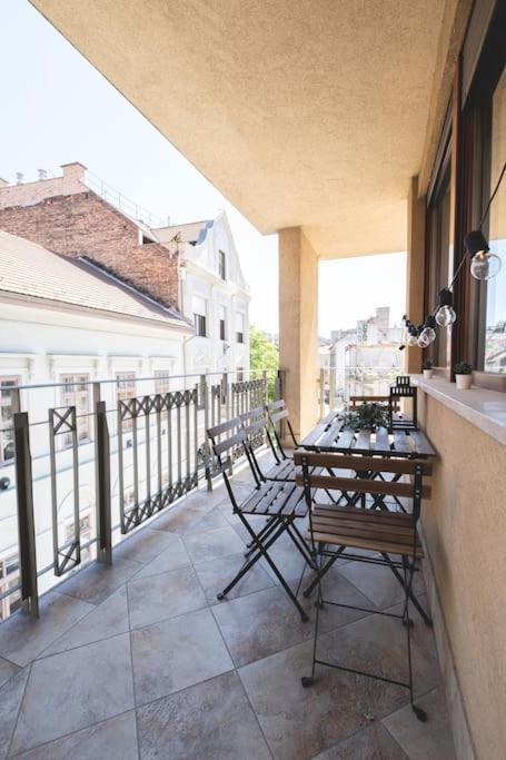 Ferienwohnung Bright Downtown Balcony Retreat Budapest Exterior foto