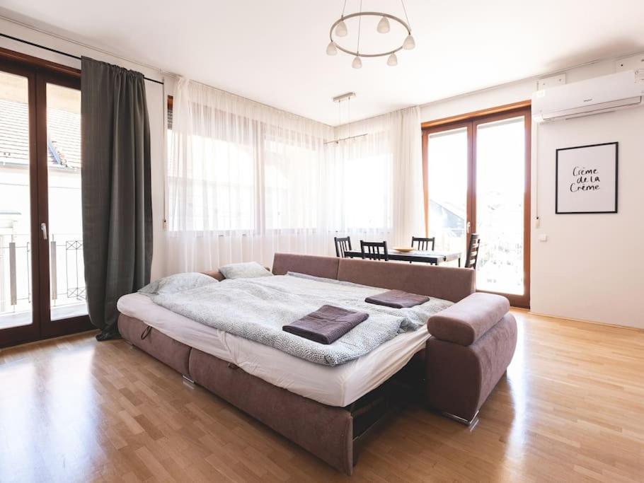 Ferienwohnung Bright Downtown Balcony Retreat Budapest Exterior foto